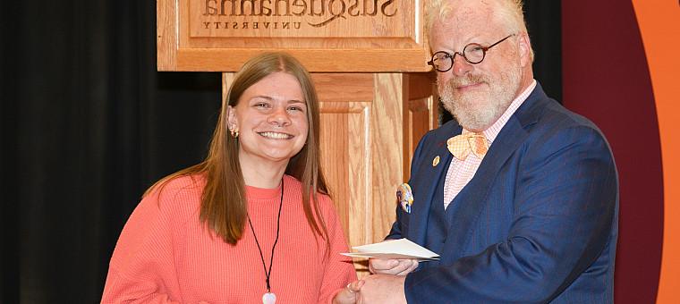 23岁的Layren McDannold获得了Susquehanna大学校长Jonathan Green颁发的Dag Hammarskjöld奖.